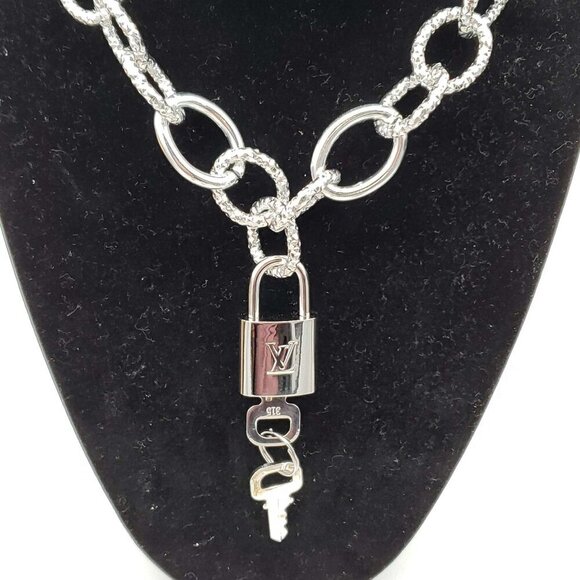 100% Auth Louis Vuitton Lock & Key with Unbranded Silver Plated Chain Neecklace - Picture 2 of 11